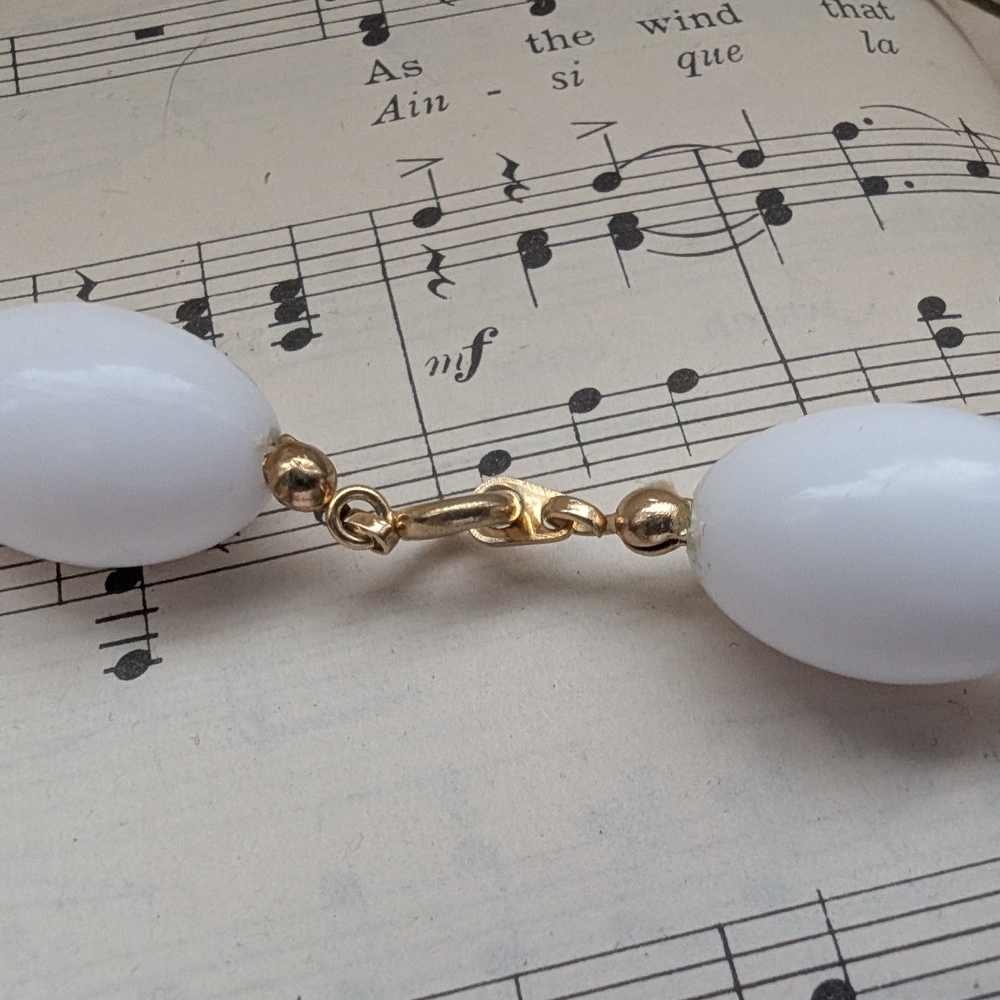 Vintage White Beaded Necklace - Picture 6 of 8